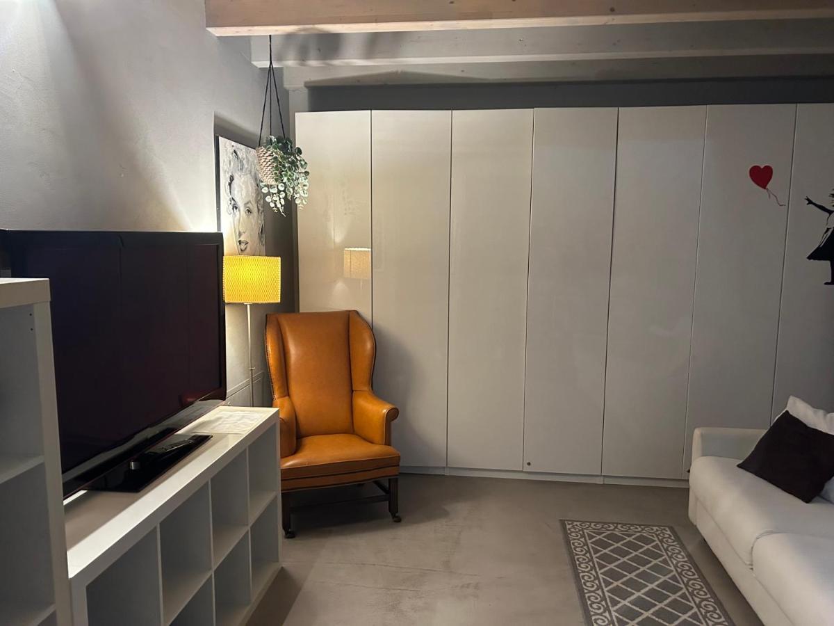 Loft Navigli With Private Garden Bed & Breakfast Milan Bagian luar foto